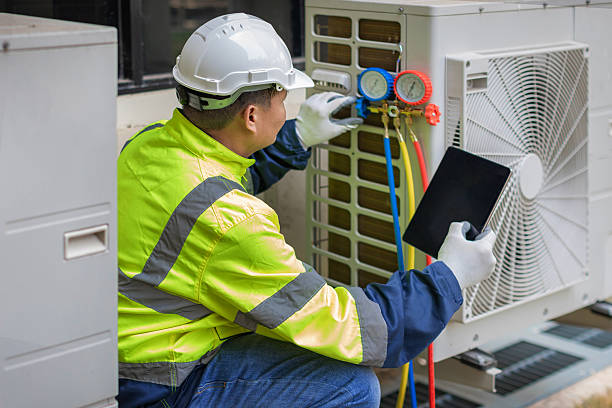 Professional Hvac technician working in Strasburg, VA